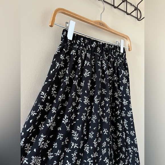Floral midi skirt 🖤 - Picture 2 of 4